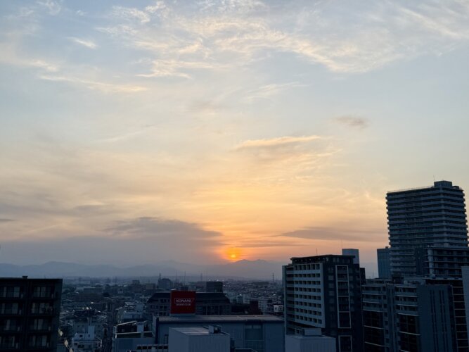 青赤の空の画像